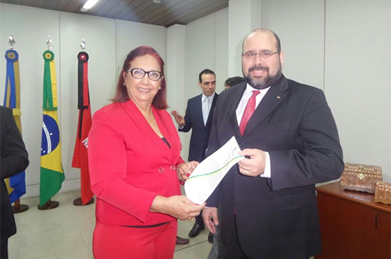 Juiz Márcio Maranhão com Maria das Graças no TRE
