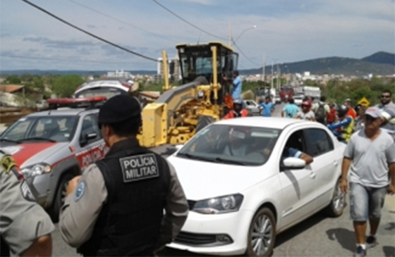 Moradores de Itaporanga fazem barricada contra RC 02 16fev2017