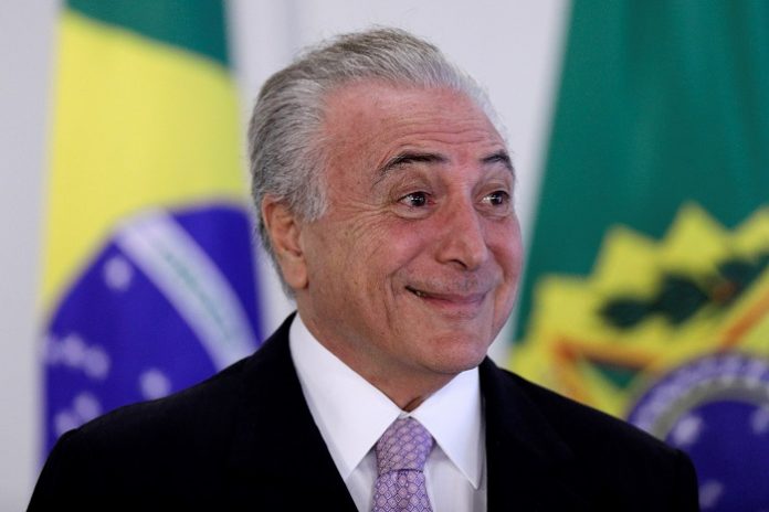 Temer rindo do brasileiro